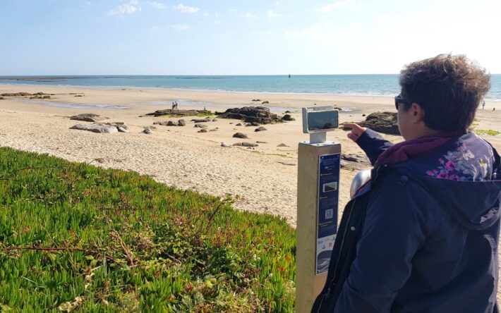 Venu d’Australie, le dispositif CoastSnap, qui donne un cadre précis pour photographier l’état des plages, permet de mettre en place des observatoires citoyens du littoral - Crédit photo : Département de la Manche