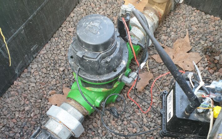 Un compteur d’eau, avec sur la droite l’antenne qui permet de transmettre régulièrement les données de consommation d’eau - Crédit photo : ville de Martigues