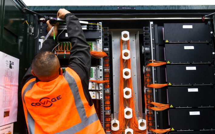 Installation du réseau fibre. Il constitue une des deux infrastructures socle de l’offre de services numériques, avec le réseau radio LoRaWan. Crédit photo : L.Antoni / CD 91