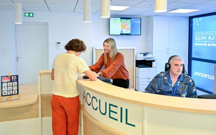 Volet physique du « guichet unique » avec de l’IA pour aider les agents à répondre aux questions des usagers - Crédit Photo: Yazid Menour/Ville de Suresnes
