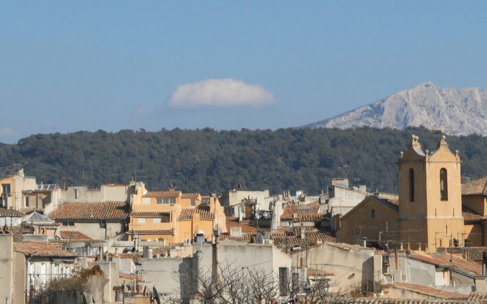 Les toits provençaux avec la Sainte-Victoire, symbole du territoire aixois - Crédits photos : Ville Aix-en-Provence