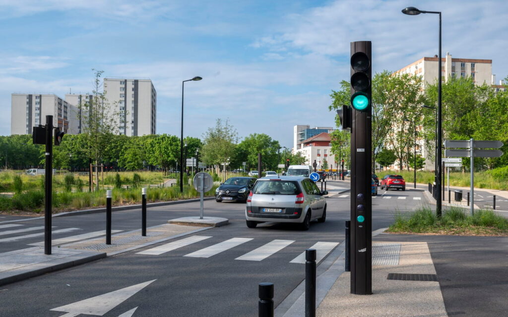 Saint-Quentin-en-Yvelines (78) fluidifie la circulation routière grâce à des feux tricolores connectés